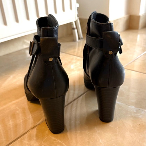 Mille Luci women's leather ankle boots size 40 like new black