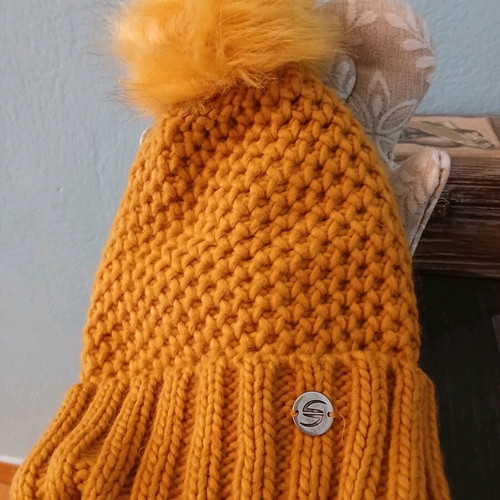 Stamion women's knit hat with pom pom mustard new