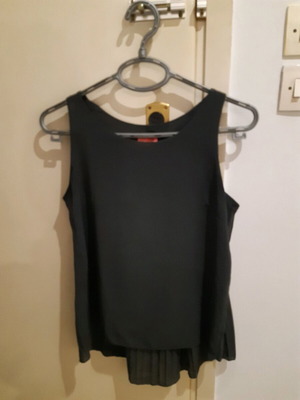 Green Tea Sleeveless Blouse With Pleated Back Like New