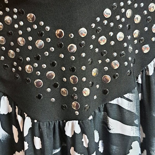 Short-sleeve blouse like new, black and white, size XL with lace