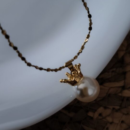 Pearl necklace with crown pendant