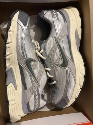 Nike Initiator sneakers size 43 like new, beige