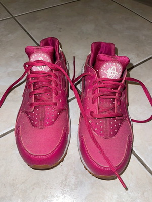 Nike Air Huarache 38.5 pink athletic shoes like new