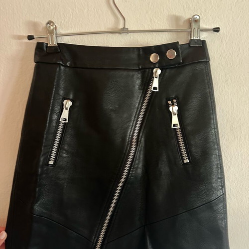 Black leather skirt Stradivarius like new with asymmetrical zipper