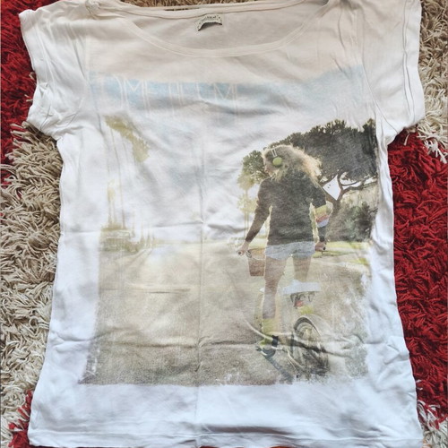 Μπλουζάκι Pull & Bear λευκό σαν καινούργιο με ρομαντική φωτογραφία