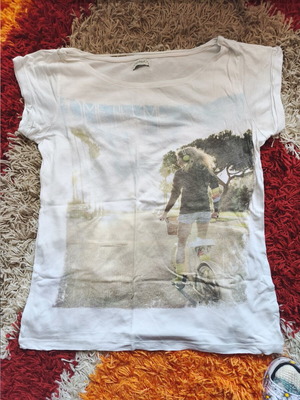 Μπλουζάκι Pull & Bear λευκό σαν καινούργιο με ρομαντική φωτογραφία