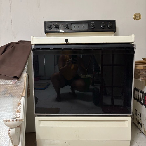 Oven used with 4 burners and Greek power supply