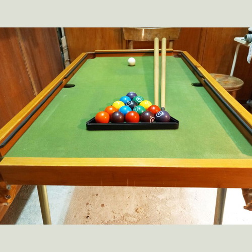 Children's wooden billiard table complete with balls, like new