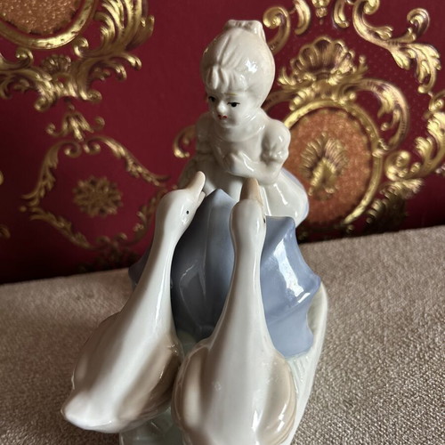 Porcelain Figurine Germain Handgemalt Mother Goose and Girl with Umbrella like new