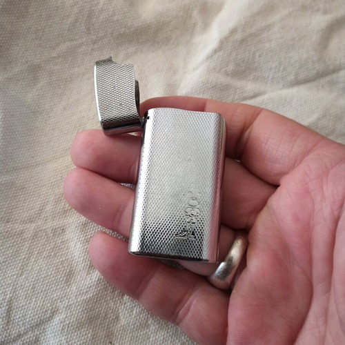 Cricket lighter case like new, silver