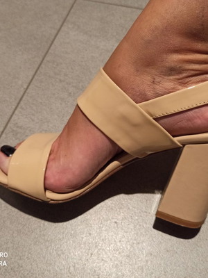 Leather patent sandals used with thick heel size 39 beige