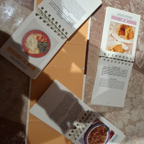 Cookbook "Χρυσά Μενού" spiral, like new, Greek language