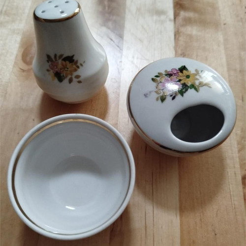 Porcelain set salt, pepper, oregano like new, 3 pieces