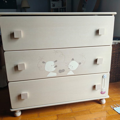 Nek Baby crib-bed with Greco Strom mattress and chest of drawers
