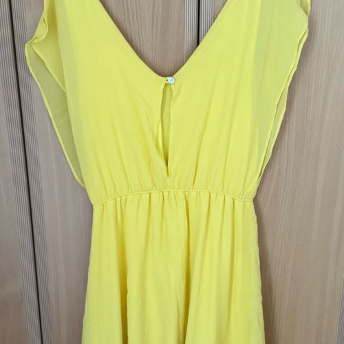 Women's sleeveless dress size 2 silk like new yellow