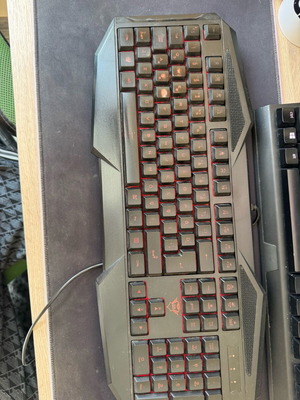 Gaming bundle Cougar mouse, Trust GXT keyboard and Genesis headset used