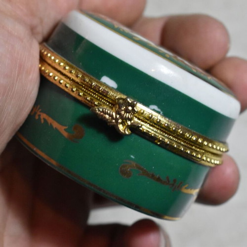 Miniature porcelain jewelry box used with romantic design
