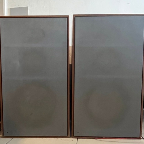 WIGO Acustic WB 52 620 floor-standing speakers used with aesthetic wear