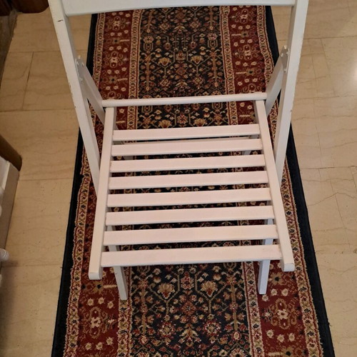 Wooden dining set like new with 2 chairs and wheels