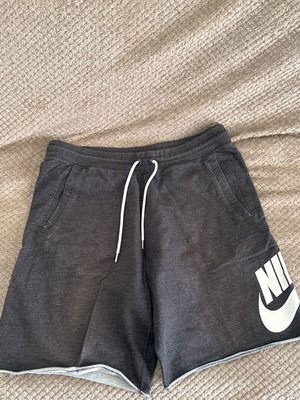 Nike βερμούδα size Large μεταχειρισμένη, γκρι και μαύρη