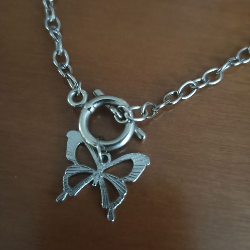 Chain necklace with butterfly and special clasp like new