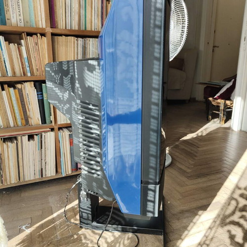 Bang & Olufsen television used 28 inches, 1980s model