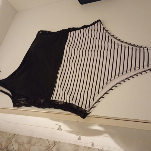 Dress size L 40 with lace and side bow made to order, black and white