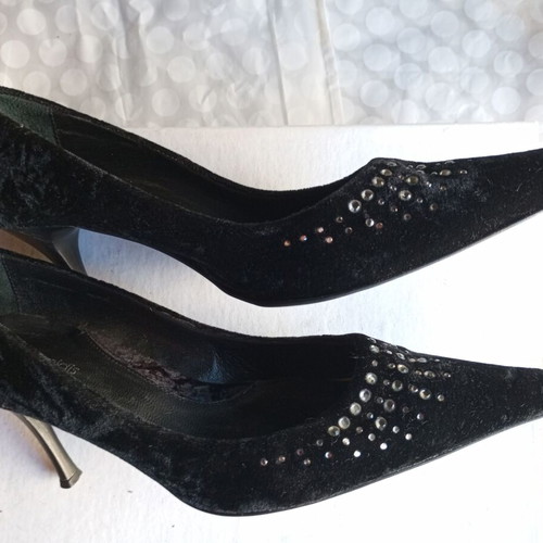 Velvet black evening pumps like new with strass and 8 cm heel