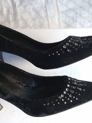 Velvet black evening pumps like new with strass and 8 cm heel