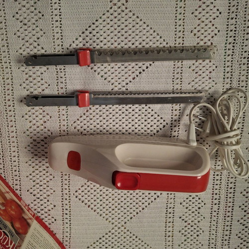Electric Kitchen Knife - With Wavy Blades BRUNE
