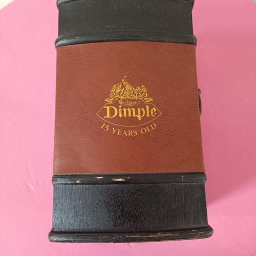 Dimple wooden trunk used with leather details