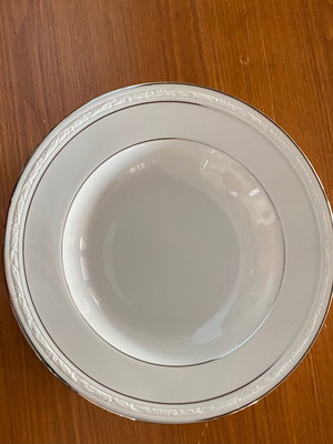 Noritake dinnerware set new, 8 dinner plates, 8 first course plates, 4 deep plates, salad bowl, platter