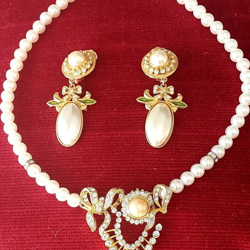 Necklace and earrings set with white pearls like new