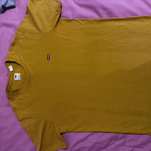 Levi's tshirt like new, size M, yellow gold