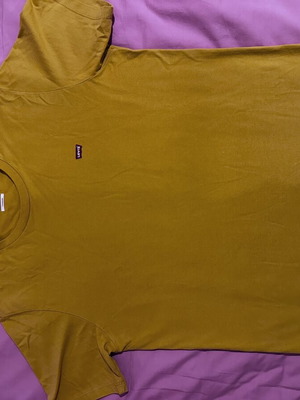 Levi's tshirt like new, size M, yellow gold