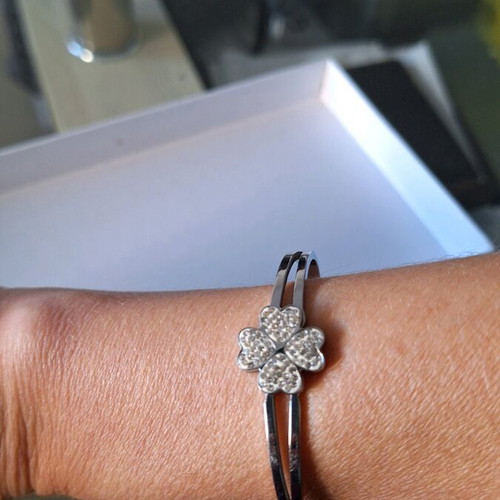 Silver bracelet like new with silver four-leaf clover