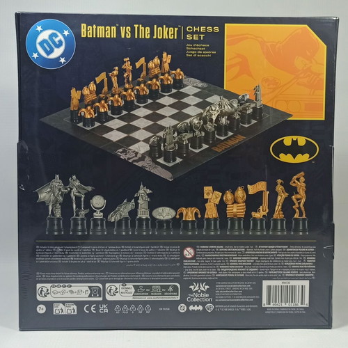 Batman vs The Joker Chess Set new, 32 pieces with foldable board