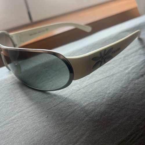 Prada sunglasses like new, white