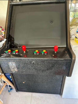Κονσόλα βιντεοπαιχνιδιού arcade μεταχειρισμένη με τρεις δισκέτες Street fighter, tennis και bubble