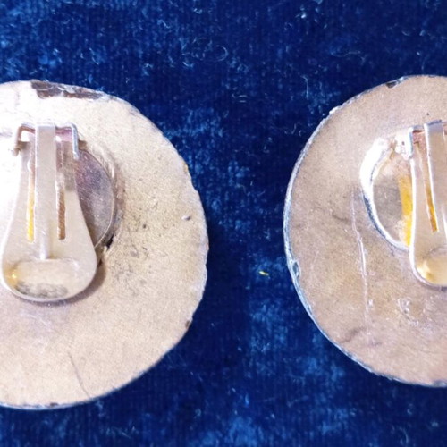 Gold-plated earrings used with pink stone and clips