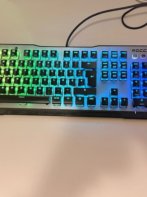 Μηχανικό πληκτρολόγιο Roccat Vulcan 120 AIMO μεταχειρισμένο, German Layout, RGB