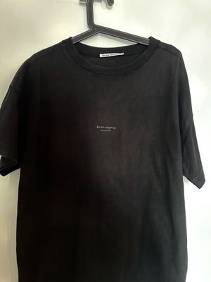 Acne Studios μαύρο και γκρι t-shirt σαν καινούργιο, μέγεθος S που ταιριάζει σε μεγάλο