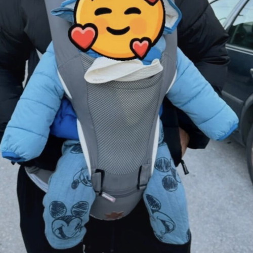 Comfortable baby carrier with support seat and zipper storage