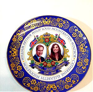 Συλλεκτικό αναμνηστικό πορσελάνινο πιάτο από τον γάμο του  Πρίγκιπα Ουίλιαμ της Ουαλίας με την Κέιτ Μίντλετον στις 29 Απριλίου 2011 .