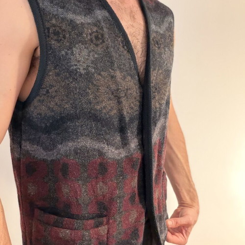 Wool vest used with buttons and two small pockets, size M, black and gray