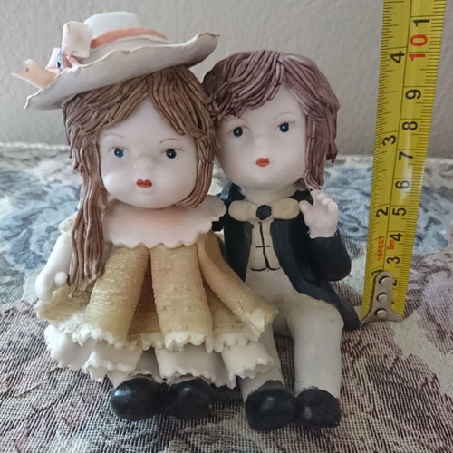 Collectible porcelain figurine like new, dolls 10×10