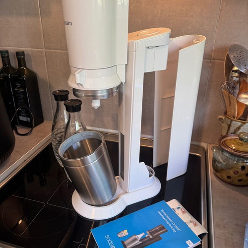 SodaStream Crystal sparkling water maker like new, white