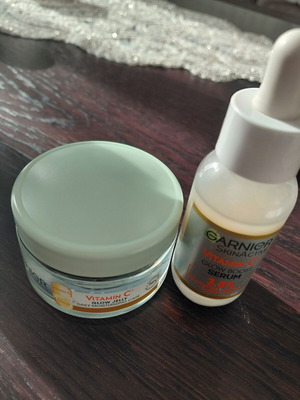Face moisturizing set with vitamin C serum and cream like new