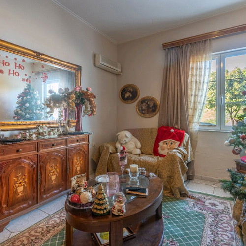 Ground floor apartment 100 sqm with 2 bedrooms, fireplace and garden