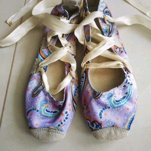 Ethnic ballet flats used, purple with ribbons, size 37